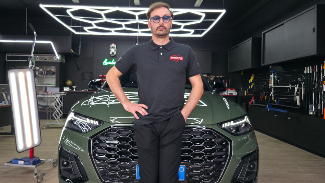 Tecnico Hammer Hail al lavoro su carrozzeria per servizio levabolli Latina senza verniciatura