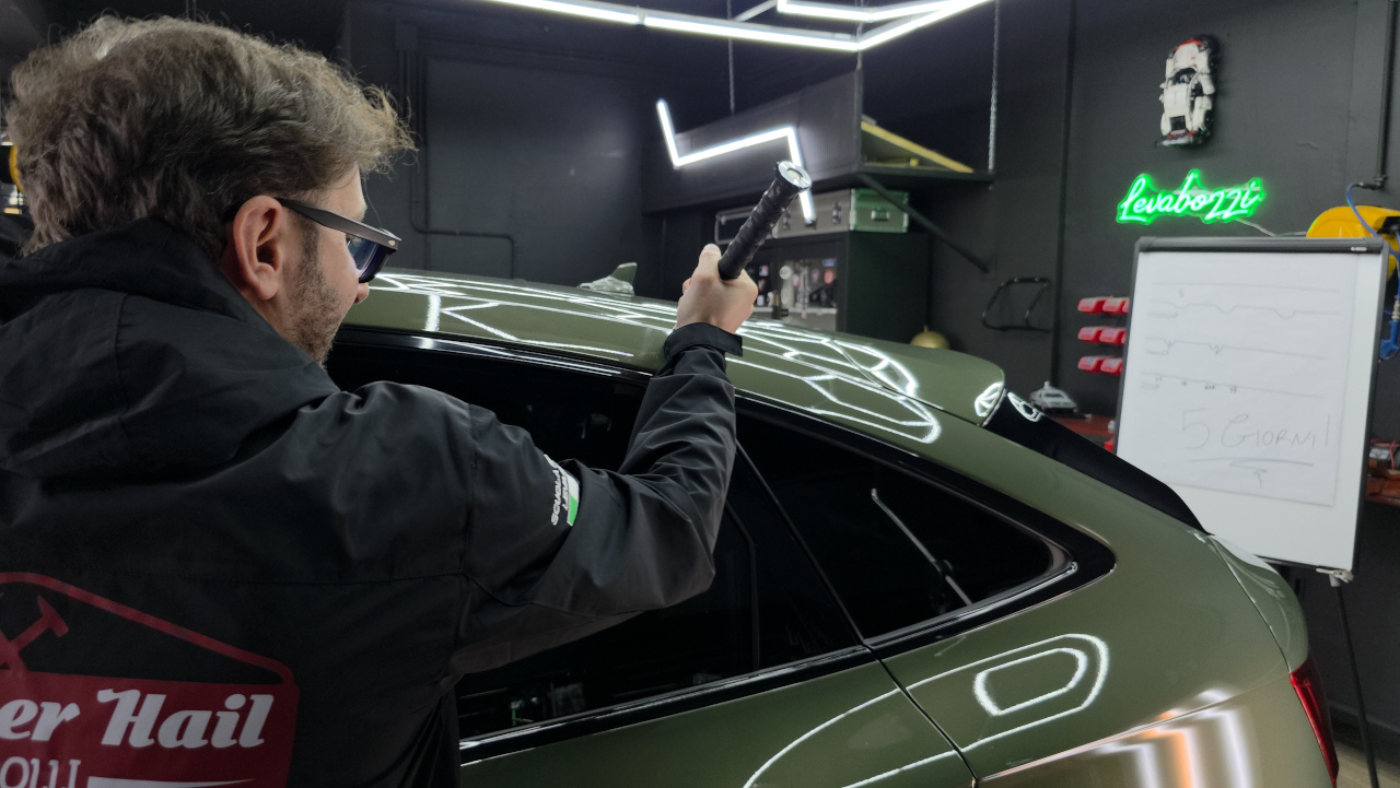 Tecnica PDR professionale Hammer Hail per levabolli Latina su auto